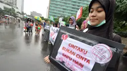 Aksi tersebut dilakukan dalam rangka menolak peringatan hari Valentine yang biasa diperingati setiap tanggal 14 Februari, Jakarta, Minggu (8/2/2015). (Liputan6.com/Faizal Fanani)