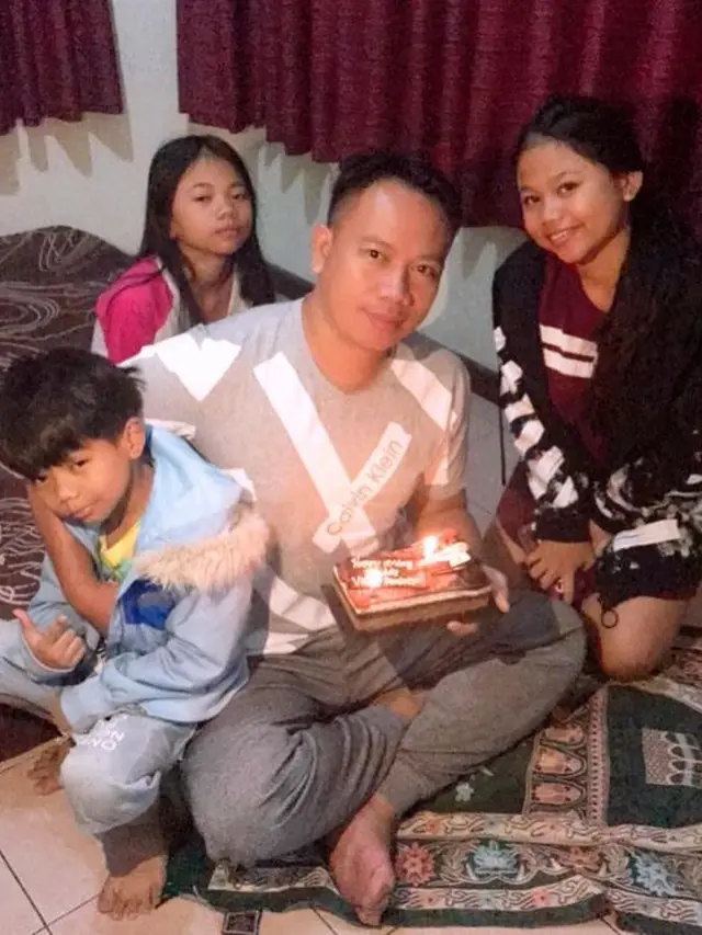 Tulis Pesan Menyentuh Buat Anak, Ini 6 Momen Manis Vicky dengan Ketiga Buah Hatinya