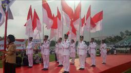 Siswa pembawa bendera meramaikan acara peringatan Haornas 2017 di Magelang, (9/9/2017). Imam Nahrawi berharap Indonesia berjaya di Asian Games 2018. (Bola.com/Darojatun)