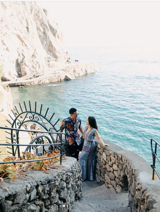 "kok merinding yaj liat niki..," tulis akun ahmad.gilangalamsyah. "Sumpah, cantik nya ngak ketulungan," tulis rachmats94. "Punggung nya mulus banget kak @nikitawillyofficial94," tulis frmn_efndi16. (Instagram/nikitawillyofficial94)