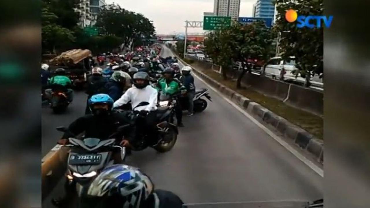 Pemotor Melawan Arus di Jalur Busway. 