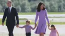 Melansir People, Senin (4/9/2017), pihak Kensington Palace mengkonfirmasi langsung mengenai kabar kehamilan ketiga Kate Middleton baru-baru ini. (AFP/Patrick Stollarz)