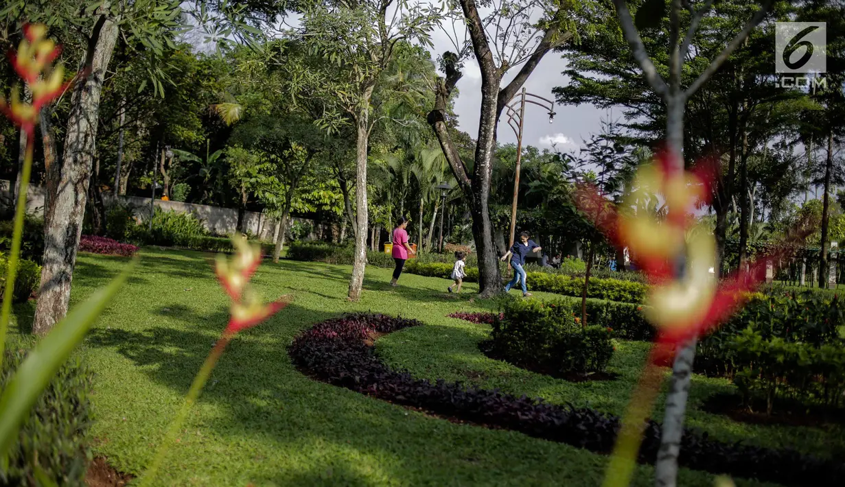 Seorang anak bermain Taman Tabebuya, Jagakarsa, Jakarta, Kamis (14/3). Dinas Kehutanan DKI Jakarta menganggarkan Rp 130 miliar untuk membangun 53 Taman Maju Bersama (TMB) di tahun 2019. (Liputan6.com/Faizal Fanani)