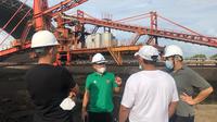Komisaris Bright PLN Batam, Rizal Calvary didampingi Sekretaris Perusahaan Hamid Hamidi mengunjungi PLTU Tanjung Kasam, Batam pada akhir pekan lalu. Foto: PLN