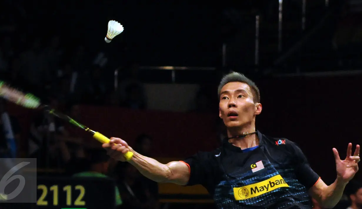 Pebulutangkis tunggal putra Malaysia, Lee Chong Wei berusaha mengembalikan bola ke Marc Zwiebler di Total BWF World Championships 2015 di Istora Senayan Jakarta, Rabu (12/8/2015). Lee Chong Wei unggul 21-14, 17-21, 21-8. (Liputan6.com/Helmi Fithriansyah)