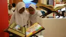 Beberapa pelajar melihat-lihat penghasil kertas Al-Quran pada Festival Prestasi Indonesia di Hall Jakarta Convention Centre, Senin (21/8). Festival ini diselenggakan oleh UKP Pancasila bertema Pancasila Inspirasi Maju. (Liputan6.com/Helmi Fithriansyah)