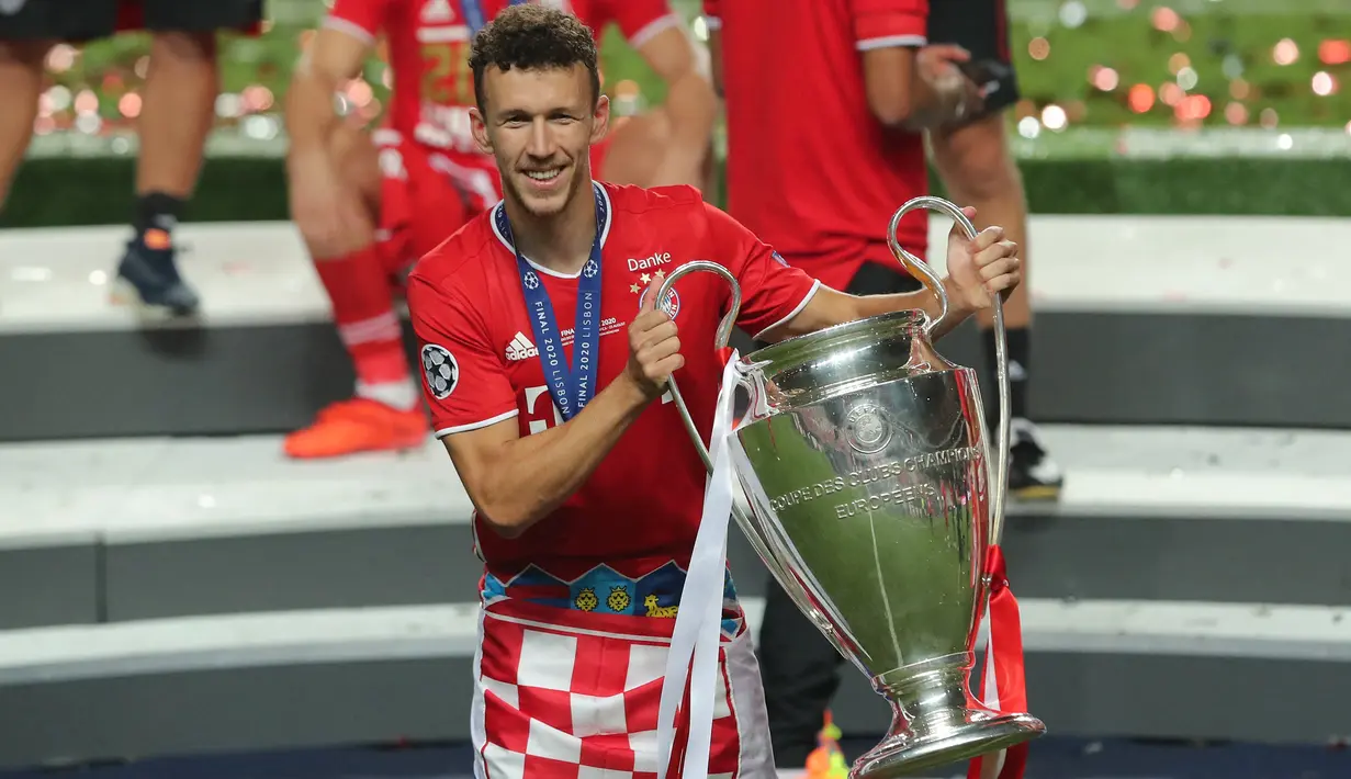 Selebrasi gelandang Bayern Munchen, Ivan Perisic dengan trofi juara Liga Champions 2019/2020 setelah mengalahkan PSG pada laga final di Luz Stadium, Lisbon, Portugal (23/8/2020). Pada musim 2019/2020 Bayern Munchen yang diperkuat seorang pemain Kroasia, yaitu Ivan Perisic berhasil menjuarai Liga Champions dengan mengalahkan PSG 1-0 di partai final. (AFP/Pool/Miguel A. Lopes)