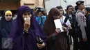 Warga Negara Asing (WNA) yang diamankan petugas saat razia terkait pemalsuan dokumen di kawasan Petamburan, Jakarta, Jumat (29/1). Diduga razia tersebut terkait kasus penggerebekan sabu ratusan kilogram di Jepara. (Liputan6.com/Herman Zakharia)