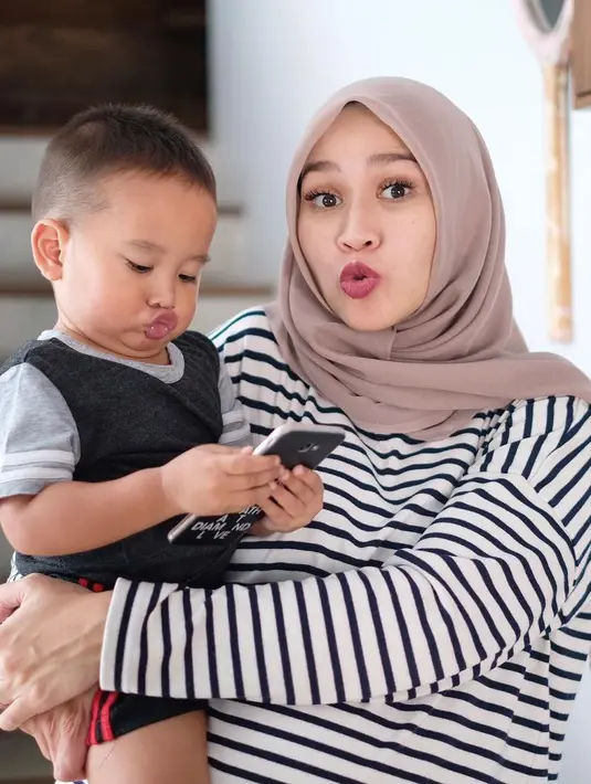 Wah, ibu yang baru saja melahirkan anak keempatnya ini juga tak pernah lalai soal urusan anak. Coba lihat, sambil menggendong si ganteng, Zaskia Adya Mecca tetap cantik menawan. (Foto: Instagram)