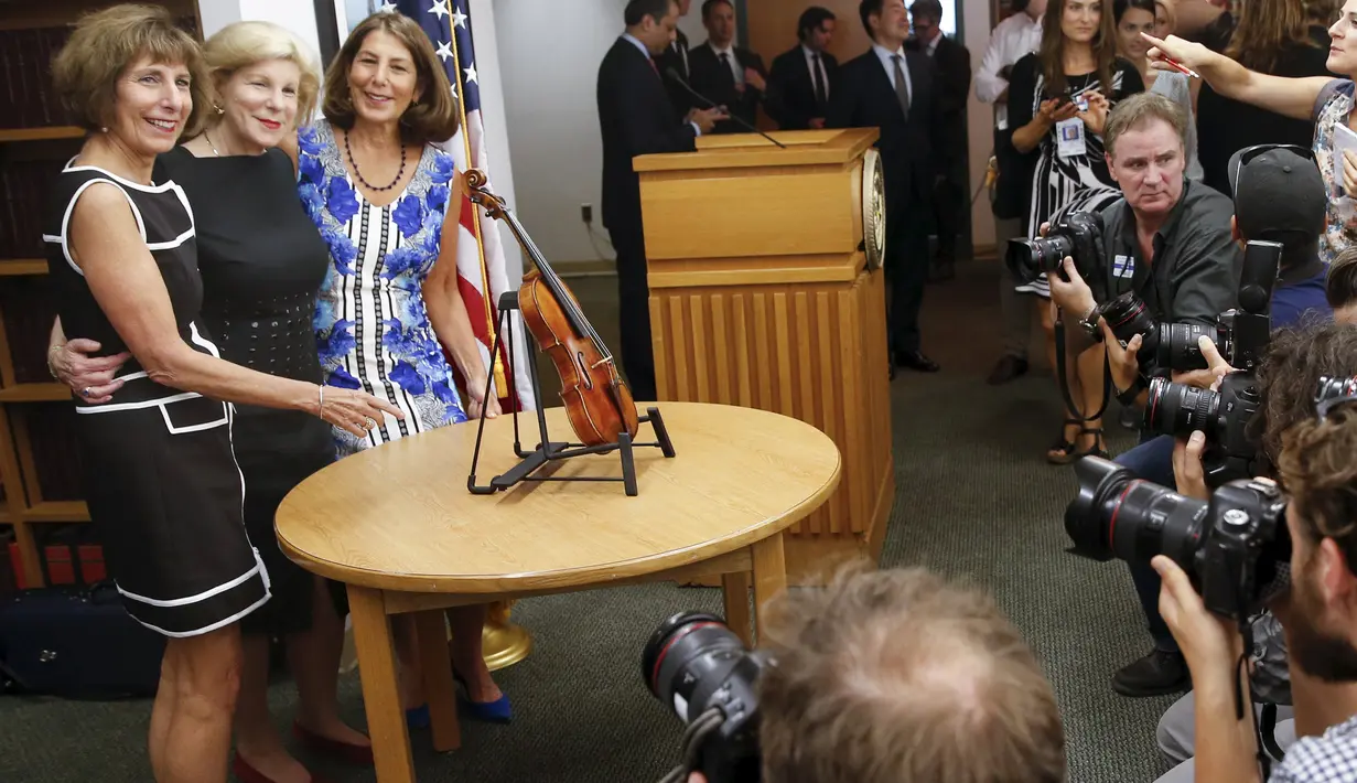 Putri maestro biola Roman Totenberg berpose dengan biola Stradivarius saat konferensi pers, New York, Kamis (6/8/2015). Biola yang dibeli dengan harga Rp2,7 miliar itu kembali ke pemiliknya setelah hilang dicuri selama 35 tahun.(REUTERS/Shannon Stapleton)