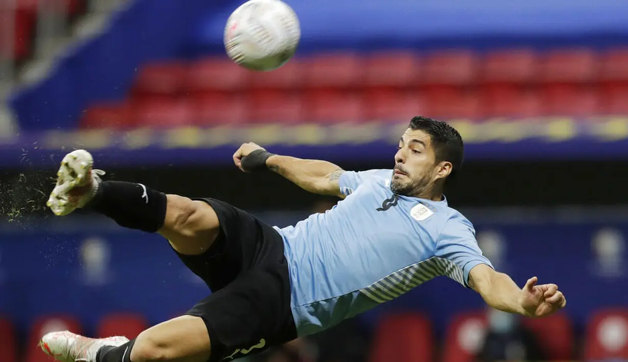 Di babak kedua, Uruguay yang tertinggal lebih intensif menekan pertahanan Argentina. Melalui bomber andalannya, Luis Suarez, beberapa kali menciptakan peluang namun selalu gagal berbuah gol. (AP/Eraldo Peres)