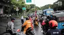 Petugas Dishub mengalihakan arus lalu lintas terkait Malam Munajat 212 di Medan Merdeka Barat dan Utara, Jakarta, Kamis (21/2). Masyarakat diimbau melintasi kawasan Monas sebelum pelaksanaan kegiatan. (Liputan6.com/Faizal Fanani)