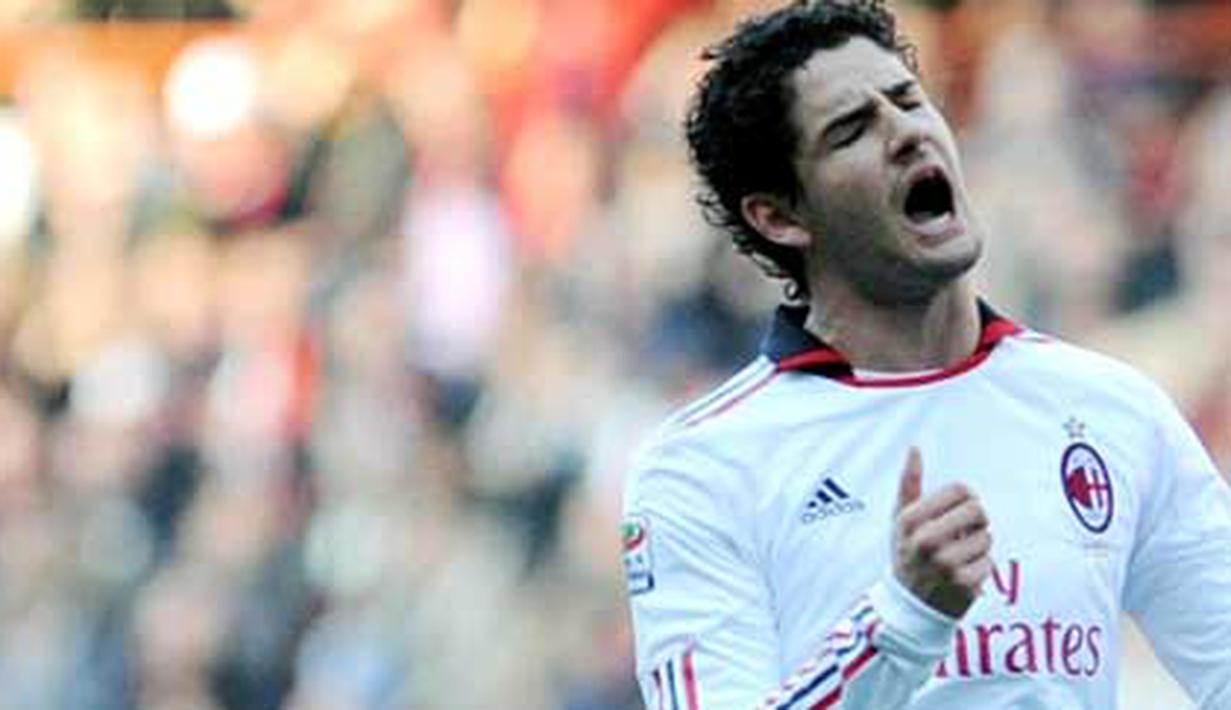 Reaksi kekecewaan striker AC Milan asal Brasil Alexander Pato dalam lanjutan Serie A melawan Genoa di Luigi Ferraris Stadium, 6 Februari 2011. Skor 1-1. AFP PHOTO / Tiziana Fabi 