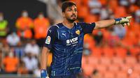 Giorgi Mamardashvili diincar Manchester United (AFP)