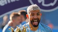 Pemain Manchester City Sergio Aguero memamerkan trofi Liga Inggris usai mengalahkan Brighton di Stadion AMEX, Brighton, Inggris, Minggu (12/5). The Citizens menjadi yang terbaik di musim 2018-2019 setelah memenangi duel sengit dengan Liverpool hingga pekan terakhir. (AP Photo/Frank Augstein)