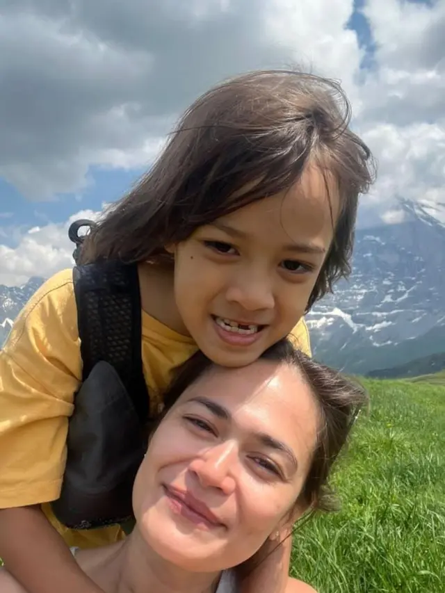 Potret Sabai Morscheck Liburan di Swiss Bareng Anak