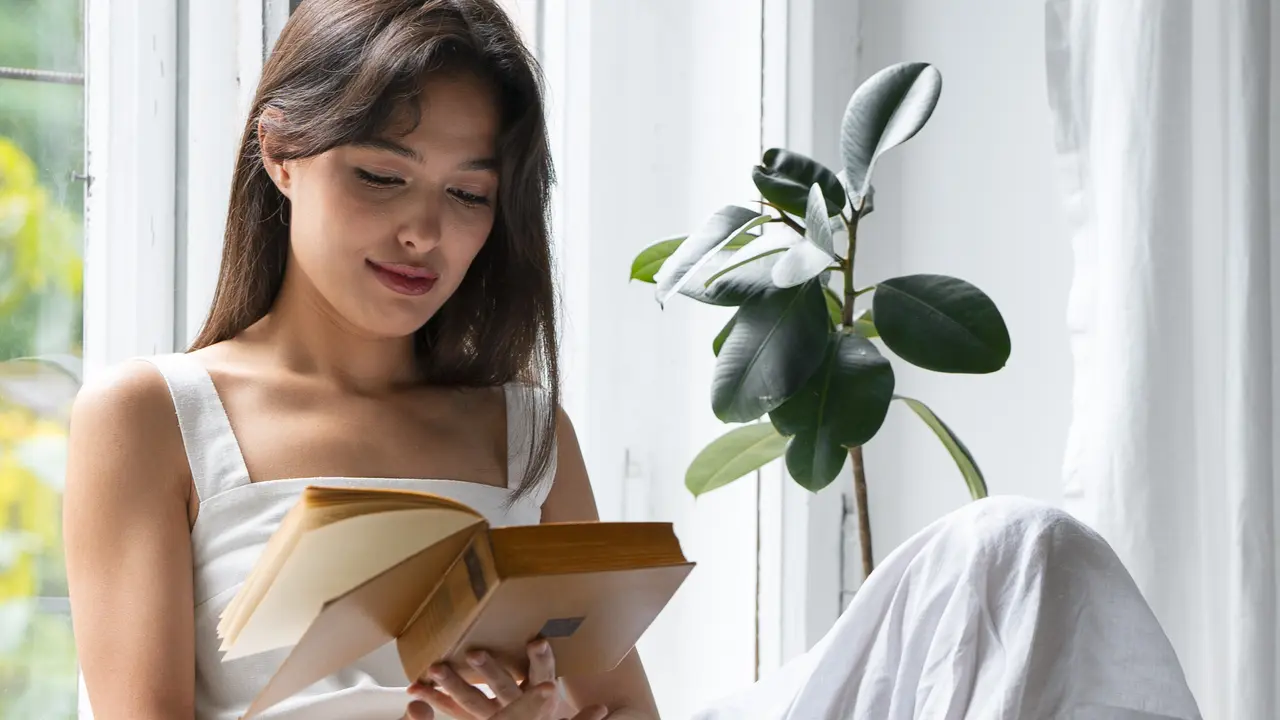 wanita agustus baca buku semangat hidup