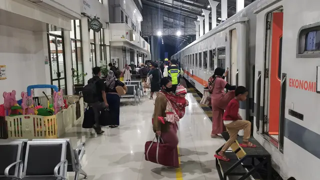 Para penumpang  kereta api bersiap naik ke dalam kereta di Stasiun Jember (Istimewa)