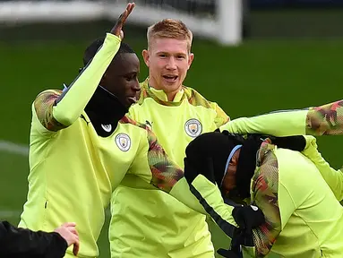 Pemain Manchester City Raheem Sterling (kedua kanan) bersama Riyad Mahrez (kanan) dan Kevin De Bruyne (kedua kiri) bercanda saat berlatih jelang menghadapi Shakhtar Donetsk pada pertandingan Grup C Liga Champions di City Football Academy, Manchester, Inggris, Senin (25/11/2019). (Paul ELLIS/AFP)