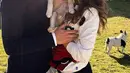Isco dan Sara Salamo mencium seekor anjing. Isco Belum lama ini memposting foto Sara Salamo di salah satu akun media sosialnya. (Instagram/@sarasalamo)