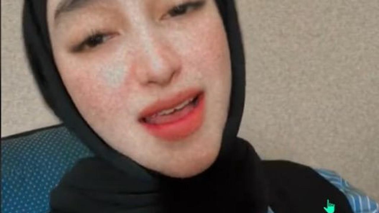 Berketurunan Arab, Santyka Fauziah menjadi pusat perhatian setelah muncul kabar khusus tentang hubungannya dengan Sule.