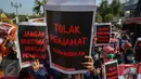 Massa membawa poster saat menggelar aksi di depan Istana Negara, Jakarta, Kamis (3/9/2015). Massa menolak kedatangan Presiden Mesir Abdel Fatah Al Sisi ke Indonesia terkait pelanggaran HAM dan demokrasi di Mesir. (Liputan6.com/Faizal Fanani)
