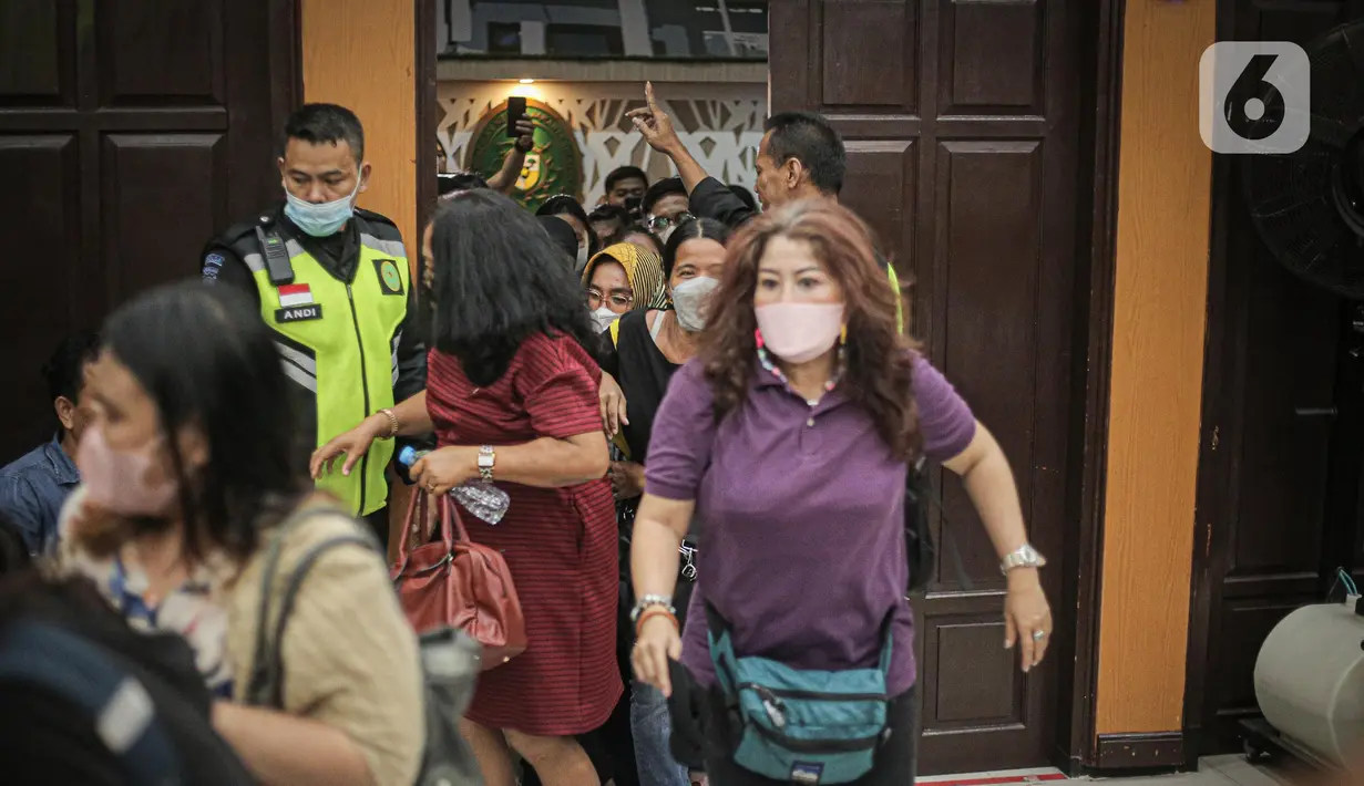 Pendukung Richard Eliezer berebut masuk ruang sidang Pengadilan Negeri Jakarta Selatan, Rabu (25/1/2023). Jaksa menilai Bharada E terbukti secara sah terlibat kasus pembunuhan berencana Nofriansyah Yosua Hutabarat atau Brigadir J. (Liputan6.com/Faizal Fanani)