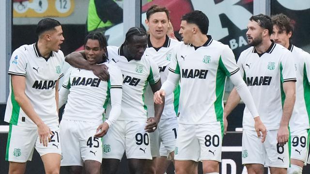 Foto: Aksi Jay Idzes Meredam Serangan Pemain AC Milan di Liga Italia