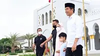 Presiden Jokowi dan Ibu Negara kunjungi Masjid Raya Sheikh Zayed Solo. (Foto: Dok. Instagram terverifikasi @jokowi)