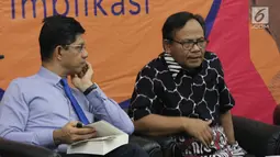 Wakil Ketua KPK Laode M. Syarif berbincang dengan Rektor UIN Syarif Hidayatullah 2006-2015 Komarudin Hidayat selama Saresehan Pustaka KPK yang bertajuk "Korupsi : Melacak Arti, Menyimak Implikasi", Jakarta, Kamis (13/12). (Liputan6.com/Herman Zakharia)