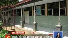 Warga Tegal, Jawa Barat, dibantu TNI dan Polri bersihkan rumah usai banjir bandang.