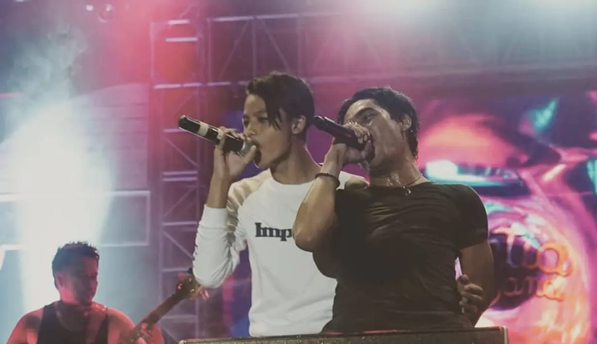 Melalui akun Instagramnya, Restu sering mengunggah potret bersama Charly Van Houten di satu panggung. (Liputan6.com/IG/@restuvht)