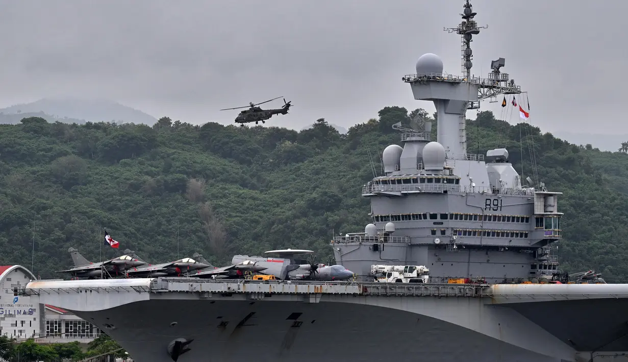 Kapal induk bertenaga nuklir milik Angkatan Laut Prancis "Charles de Gaulle" bersandar di Pelabuhan Gili Mas, Kabupaten Lombok Barat, Nusa Tenggara Barat, Selasa 28 Januari 2025. (SONNY TUMBELAKA/AFP)