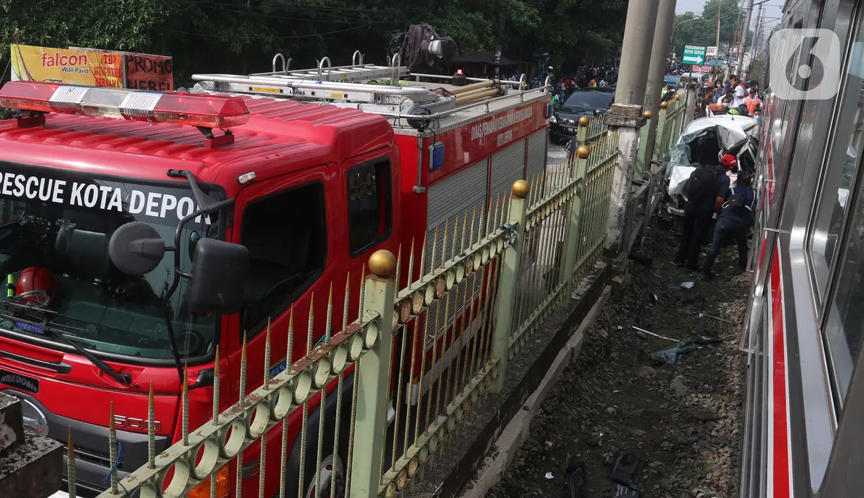 Kondisi mobil Honda Mobilio yang tertabrak KRL Commuterline KA 1077 (Bogor-Jakarta Kota) di kawasan Rawageni, Ratu Jaya, Cipayung, Depok, Jawa Barat, Rabu (20/4/2022). Terganggunya perjalanan KRL karena kereta harus melaju di satu jalur secara bergantian. (merdeka.com/Arie Basuki)