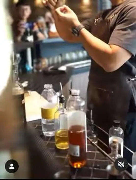 Aksi lain yang diperlihatkan Chicco Jerikho saat membuat minuman adalah membakar daun. Dalam video yang diperlihatkan, bapak satu anak ini tak memberitahu untuk apa daun tersebut. (Foto: Instagram/@chicco.jerikho)