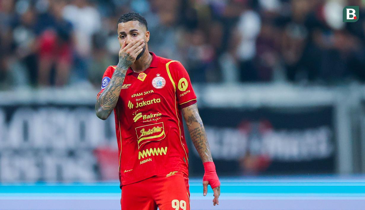Pemain Persija Jakarta, Maxwell Souza, tampak kecewa setelah bermain imbang 1-1 dengan Bali United dalam lanjutan BRI Super League 2025/2026 di Jakarta International Stadium (JIS), Minggu (14/9/2025) malam WIB. (Bola.com/M Iqbal Ichsan)