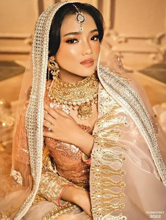 Fuji menjelma jadi gadis India di tangan tim Rio Motret. Memakai lehenga, Fuji terlihat sangat berbeda. (instagram.com/fuji_an/Riomotret)