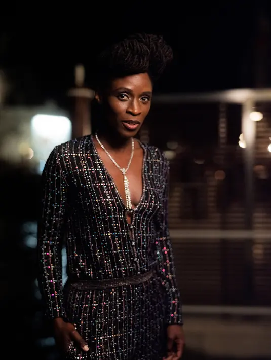 Sharon Duncan memakai jumpsuit viscose warna black dan pink dari koleksi Fall/Winter 2021/22