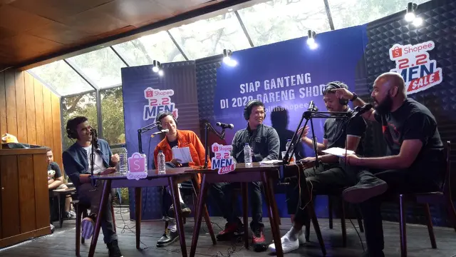 Proses perekaman podcast.