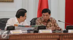 Sofyan Djalil (kiri) berdiskusi dengan Tedjo Edhy Purdijatno jelang sidang kabinet paripurna, Jakarta, Senin (6/7/2015). Sidang tersebut membahas Draft Nota Keuangan dan Postur RAPBN 2016 dan Persiapan Lebaran 2015. (Liputan6.com/Faizal Fanani)