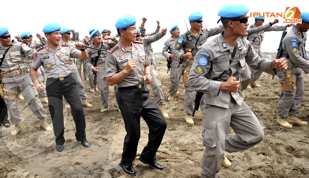 Usai melakukan pembaretan, Kapolri tampak larut saat menari Sajojo bersama personel Formed Police Unit Indonesia VI (Liputan6.com/Helmi Fithriansyah)