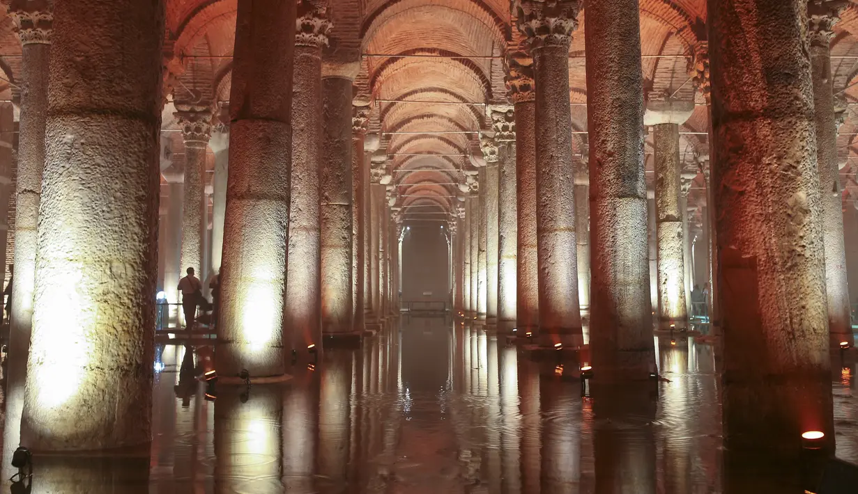 Pengunjung berjalan di sepanjang Basilica Cistern era Bizantium di Istanbul, Turki, Rabu, 27 Juli 2022. The Basilica Cistern atau Yerebatan Sarnici terletak di barat daya Hagia Sophia, objek wisata dan salah satu landmark di Kota Istanbul. (AP Photo/Emrah Gurel)