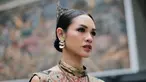 September yang baru saja lewat meninggalkan kesan mendalam bagi penyanyi Andien. Pelantun &ldquo;Gemintang&rdquo; dan &ldquo;Pulang&rdquo; beroleh kesempatan istimewa tampil di depan Presiden Jokowi. Bukan untuk nyanyi melainkan membawakan sajak yang menggambarkan kekuatan Indonesia untuk bangkit meraih kemajuan. Penampilannya pun sangat Indonesia, memakai tenun Sumba. (Foto: Dok. Instagram @andienaisyah)