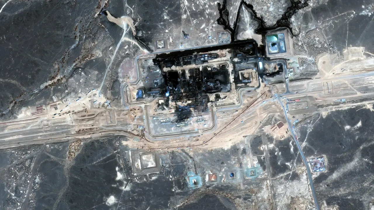 Gambar satelit yang disediakan oleh Vantor pada Minggu, 13 September 2026 ini memperlihatkan dampak setelah serangan drone terbaru di pipa minyak East-West di Arab Saudi. (Gambar satelit ©2026 Vantor melalui AP)