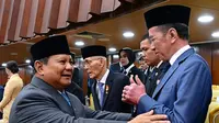 Jokowi beri dua jempol untuk Presiden Prabowo di sidang tahunan MPR/DPR. (Liputan6.com/Biro Pers Istana)