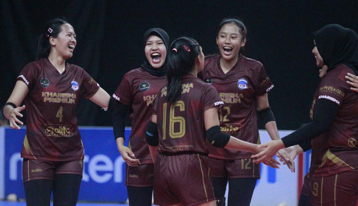 Selebrasi para pemain Kharisma Premium Bandung setelah mencetak poin saat menghadapi Petrokimia Gresik pada laga final kategori putri Kejuaraan Bolavoli Nusantara Cup 2024 di GOR UNY Yogyakarta, Sabtu (23/3/2024). Kharisma Bandung kalah 1-3 (25-17, 18-25, 15-25 dan 24-26) dan harus puas menduduki posisi runner-up. (Dok. PBVSI)