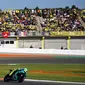 Hasil cukup positif juga didapat Valentino Rossi di depan penggemarnya. Pembalap Petronas Yamaha SRT itu berada di posisi sepuluh dengan gap 0,810 detik dari peraih pole position. (AFP/Jose Jordan)