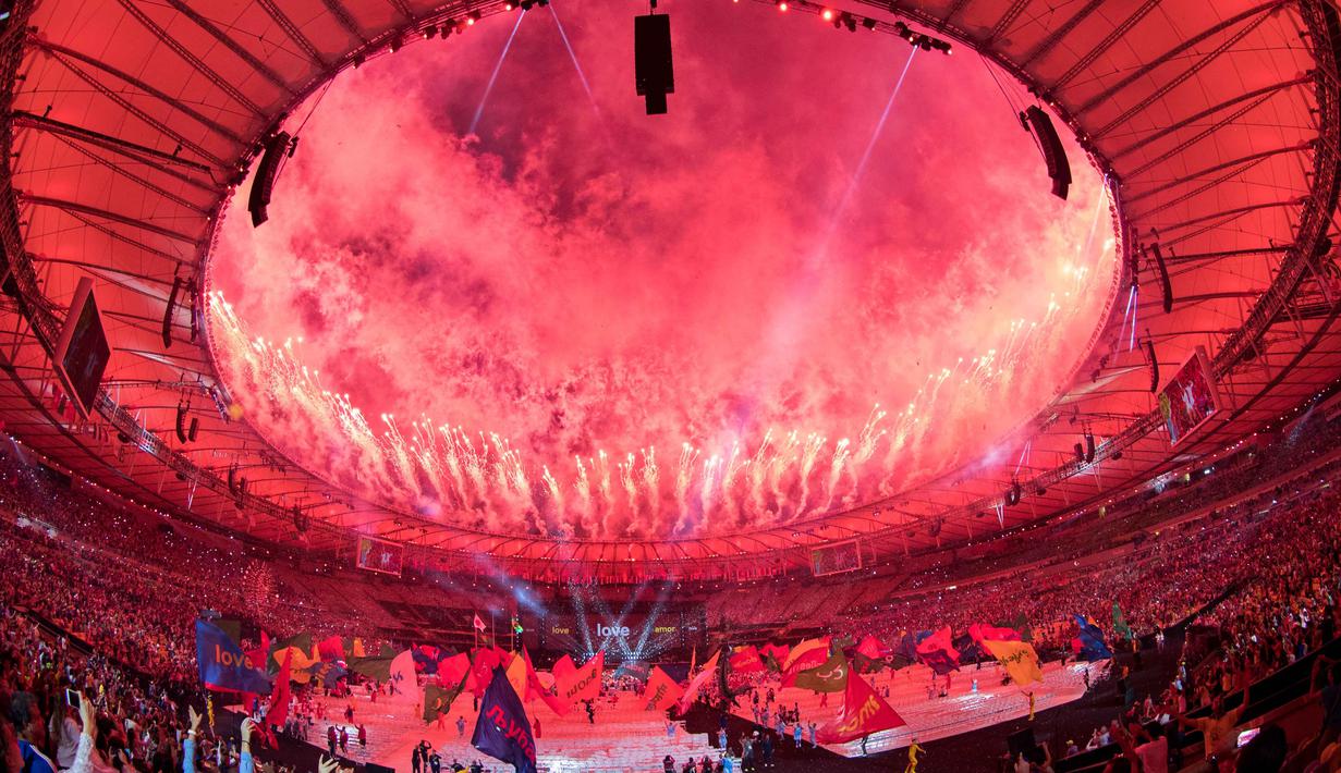 Kembang api menandai suasana kemeriahan saat penutupan Paralimpiade Rio 2016 di Stadion Maracana, Rio de Janeiro, Brasil, (19/9/2016) WIB.  (AFP/Simon Bruty for OIS/IOC)