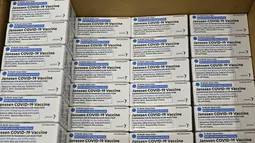 Vaksin Johnson & Johnson terlihat di distributor McKesson Corporation di Shepherdsville, Kentucky, Senin (1/3/2021). Vaksin COVID-19 yang dikembangkan perusahaan farmasi Janssen tersebut, menjadi vaksin virus corona ketiga yang sah digunakan di Amerika Serikat. (AP Photo/Timothy D. Easley, Pool)