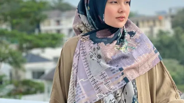7 Gaya Hijab Segi Empat Trend Terbaru ala Seleb Tanah Air, Aurel-Lesti Kejora